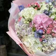 Bouquet with Hydrangeas, Delphinium, and Spray Roses alt vedere product 4