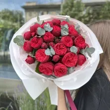 Bouquet with Red Piano Roses and Eucalyptus alt vedere product 4