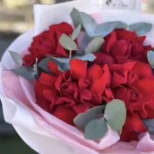 Bouquet of Red Twisted Roses and Eucalyptus alt vedere product 2