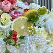 Citrus Floral Arrangement in a Premium Box alt vedere product 3