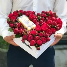 Heart Box with Red Peony Roses alt vedere product