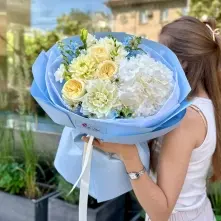 Bouquet with White Hydrangea and Cream Garden Roses alt vedere product 5