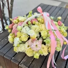 Basket with Lisianthus alt vedere product 5
