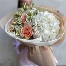 Buchet cu Hortensie Alba, Trandafiri Piersica si Eustoma alt vedere product