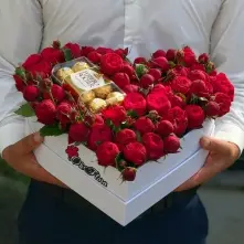 Heart Box with Red Peony Roses alt vedere product 2