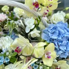 Pastel Flower Basket with Hydrangeas and Orchids alt vedere product 3