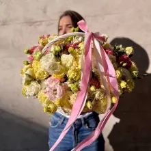 Basket with Lisianthus alt vedere product 2