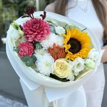 Букет с подсолнухом, протеей Пинкушн и георгинами alt vedere product