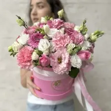 Композиция из бело-розовых цветов в коробке alt vedere product 6