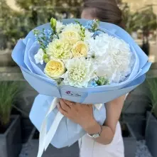 Bouquet with White Hydrangea and Cream Garden Roses alt vedere product