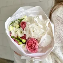 Buchet cu Hortensie Albă, Trandafiri Piersică și Frezii alt vedere product 3