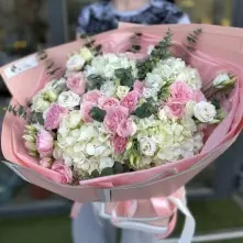 Букет с гортензиями, лизиантусами и кустовыми розами alt vedere product