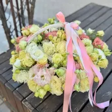 Basket with Lisianthus alt vedere product 9
