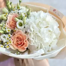 Buchet cu Hortensie Alba, Trandafiri Piersica si Eustoma alt vedere product 2