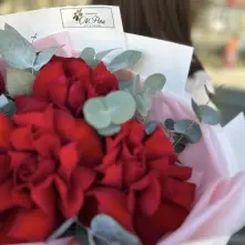 Bouquet of Red Twisted Roses and Eucalyptus alt vedere product 5