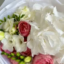 Buchet cu Hortensie Albă, Trandafiri Piersică și Frezii alt vedere product 4