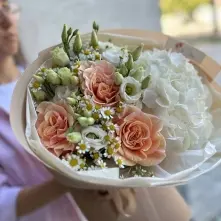 Buchet cu Hortensie Alba, Trandafiri Piersica si Eustoma alt vedere product 3