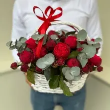 Red Piano Roses with Eucalyptus in Basket alt vedere product