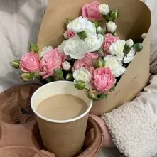 Cappucino and Small Bouquet of Roses Spray alt vedere product