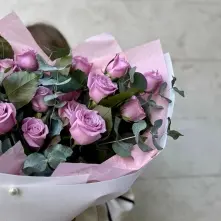 Buchet din Trandafiri Lila si Eucalipt alt vedere product 3