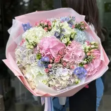 Bouquet with Hydrangeas, Delphinium, and Spray Roses alt vedere product