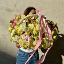 Basket with Lisianthus alt vedere product 7