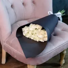 Букет из белой розы 40-60 cm в черной упаковке alt vedere product 2