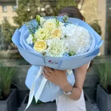 Bouquet with White Hydrangea and Cream Garden Roses alt vedere product 6