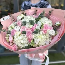 Букет с гортензиями, лизиантусами и кустовыми розами alt vedere product 4