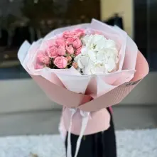 Букет из гортензии и кустовых роз alt vedere product